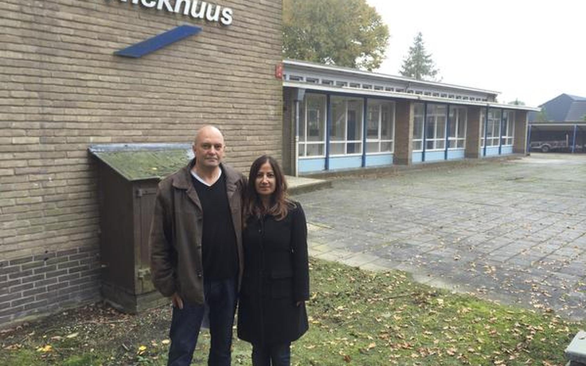 De familie Erega bij hun Wiekhuus in Zevenhuizen. FOTO ARCHIEF DVHN 