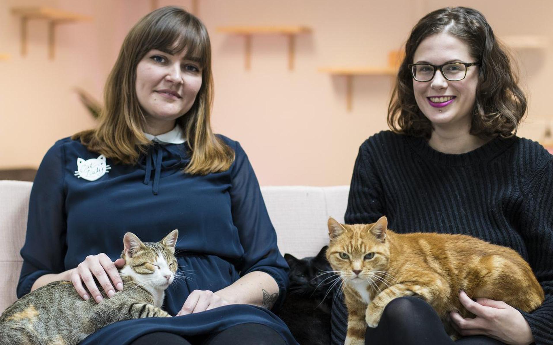 Karin Kwant en Laura de Vries met twee katten. Foto: DvhN/Liselotte Schüren