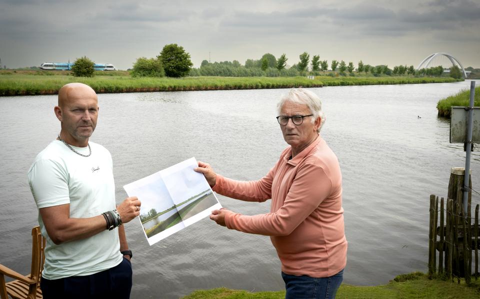 Luuk Striesenou (links) en Jack Plenter. Op de achtergrond de plek waar het zonnepark moet komen.