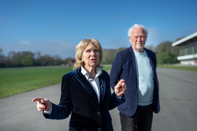 Miep Hamming en Kees de Bock op de lege drafbaan in het Groningse Stadspark.
