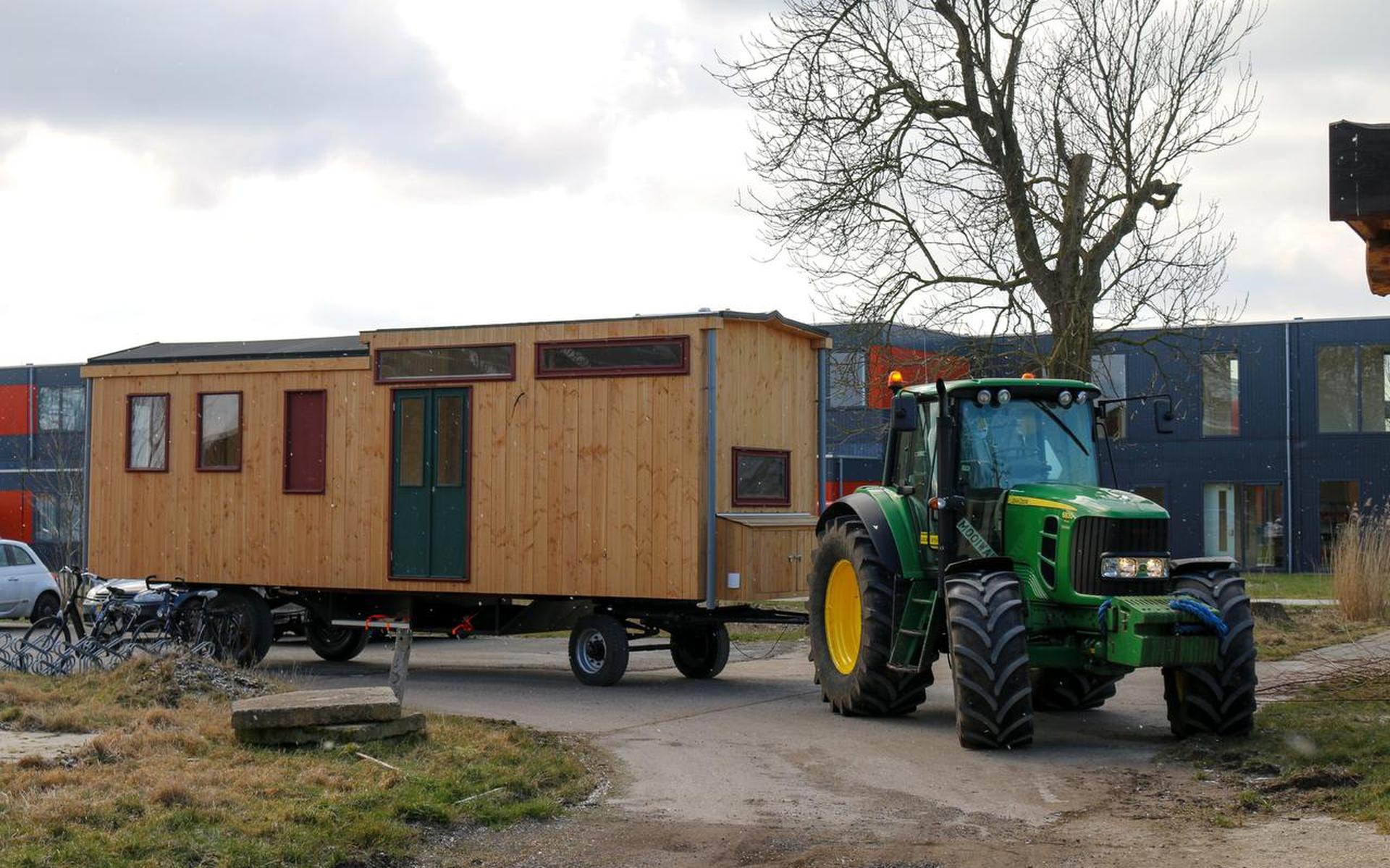 Het eerste Tiny House voor de locatie Woldwijk arriveert bij de gelijknamige boerderij. Foto Annie Postma
