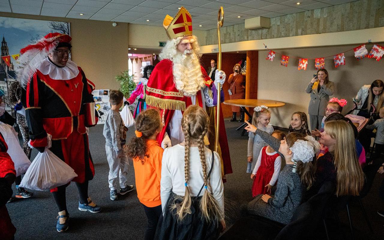 Haren: Sinterklaas op bezoek in vluchtelingenhotel Nescio. Foto: Jaspar Moulijn Haren: Sinterklaas op bezoek in vluchtelingenhotel Nescio. Foto: Jaspar Moulijn