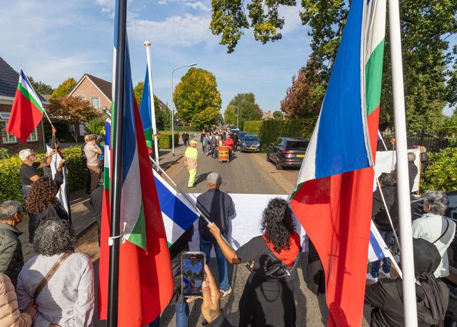 Monumenten voor KNIL-militairen onder stil protest onthuld in Bovensmilde en Assen