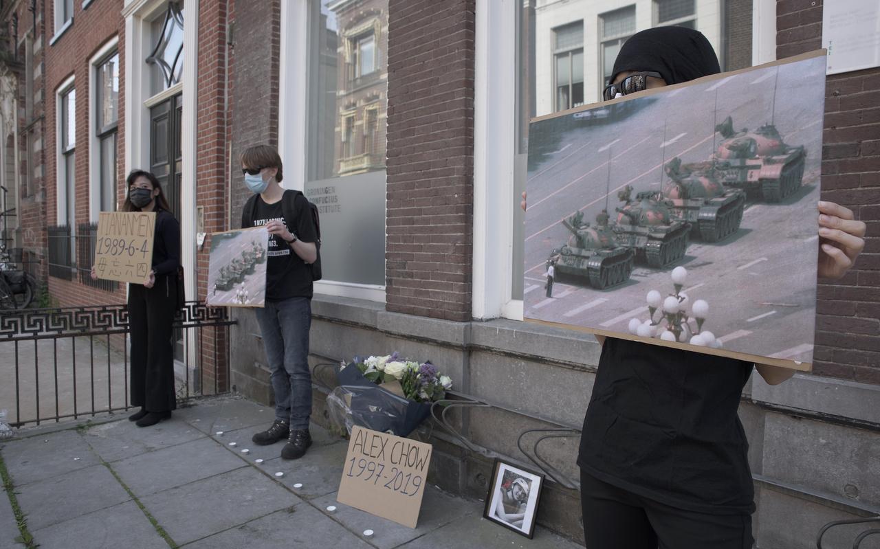 Drie studenten waarvan twee uit Hongkong herdenken voor het Conficius instituut in Groningen de bloedige beeindiging van het studentenprotest op het plein van de Hemelse Vrede in 1989 in Beijing. Drie studenten waarvan twee uit Hongkong herdenken voor het Conficius instituut in Groningen de bloedige beeindiging van het studentenprotest op het plein van de Hemelse Vrede in 1989 in Beijing.