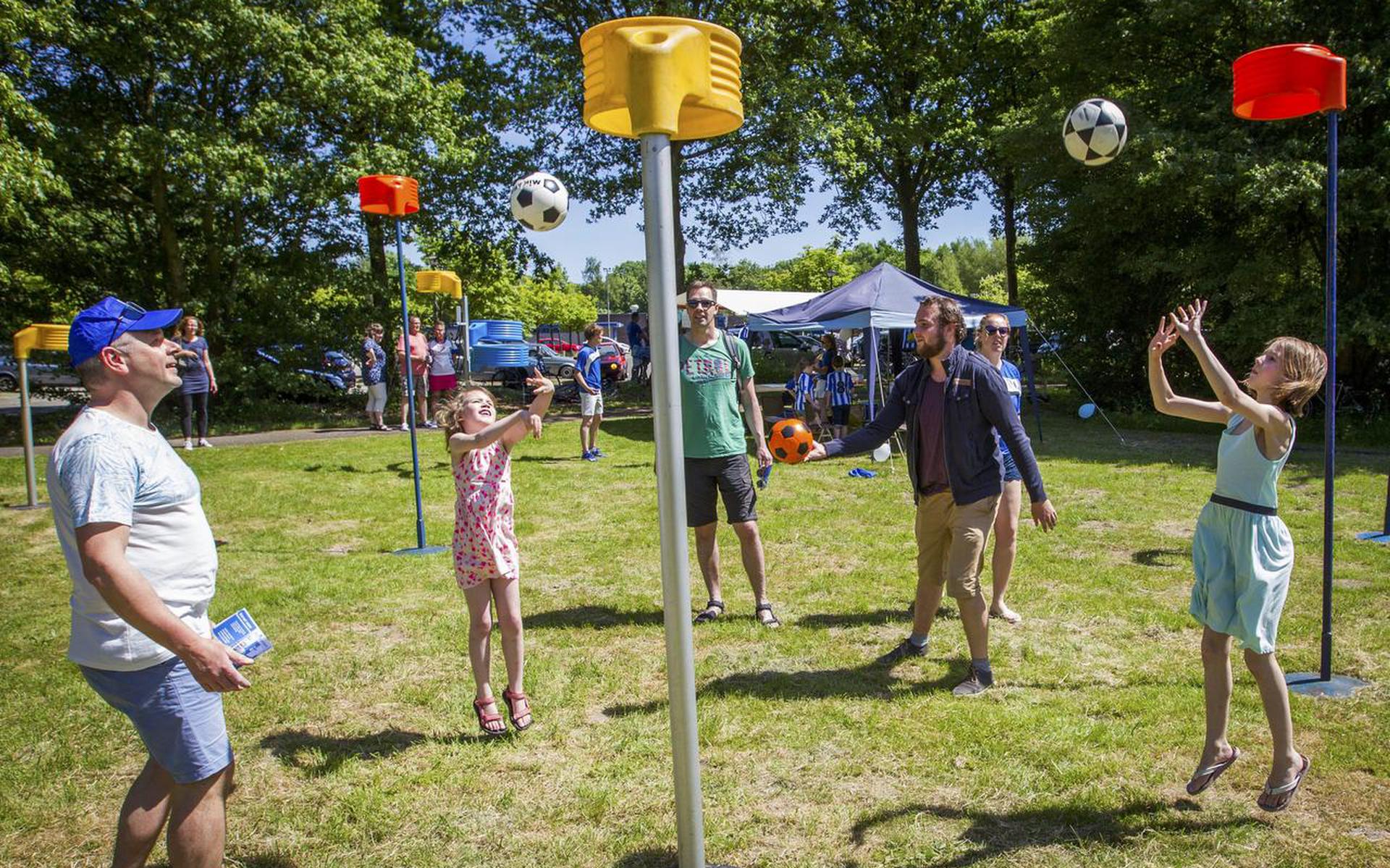 Het verenigingsleven van de gemeente Oldambt presenteert zich op Dag van het Park in Winschoten . Een clinic moet deze meisjes enthousiast maken om te gaan korfballen.  