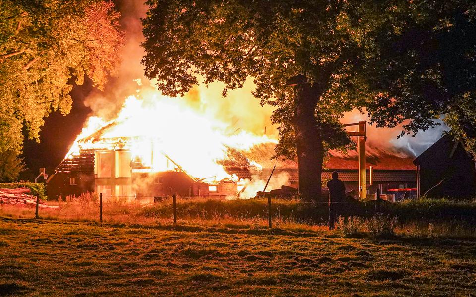 Het vuur bij Cosis in Peest greep razendsnel om zich heen.
