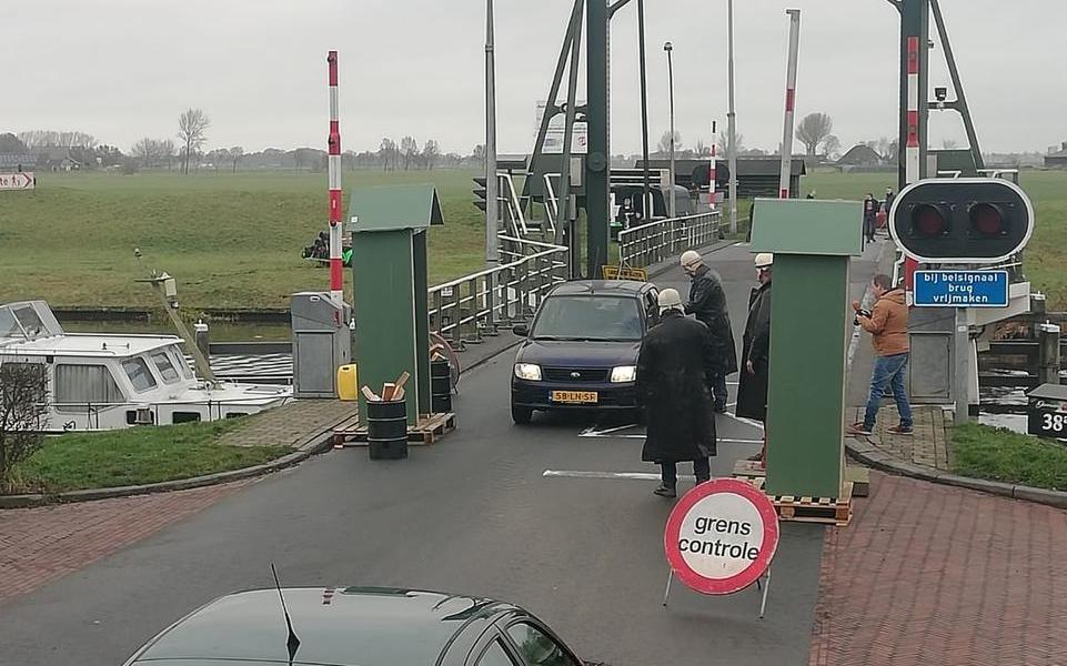 Garnwerd fungeert oudejaarsdag als grenspost: ‘Welkom in Westerkwartier’