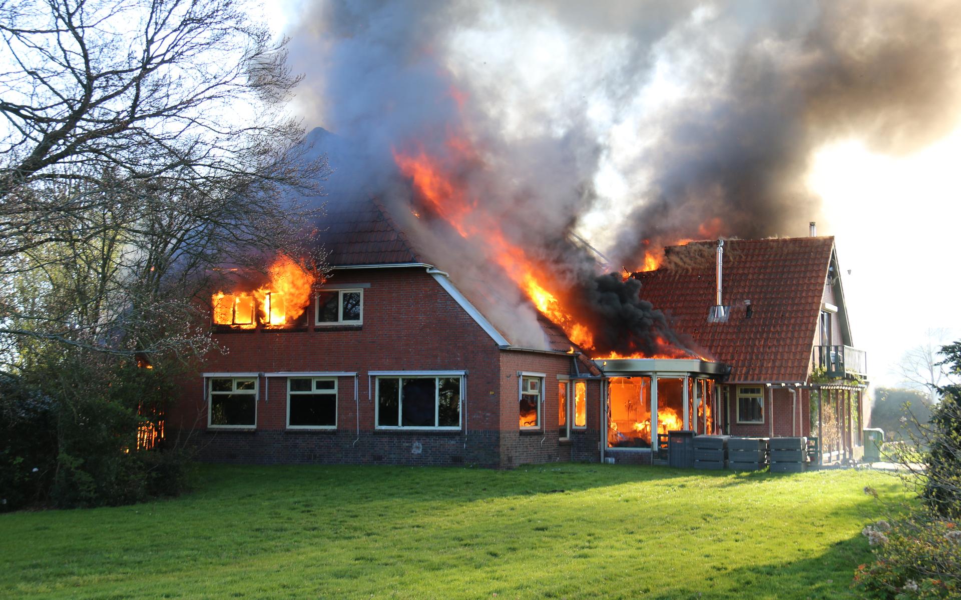 Brand verwoest woonboerderij in Vriescheloo. Bewoners staan veilig buiten