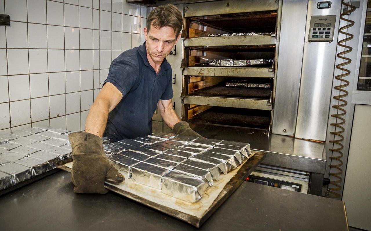Gerard Leta heeft weer een lading pakjes met zijn beroemde roggebrood gemaakt. Foto Huisman Media Gerard Leta heeft weer een lading pakjes met zijn beroemde roggebrood gemaakt. Foto Huisman Media