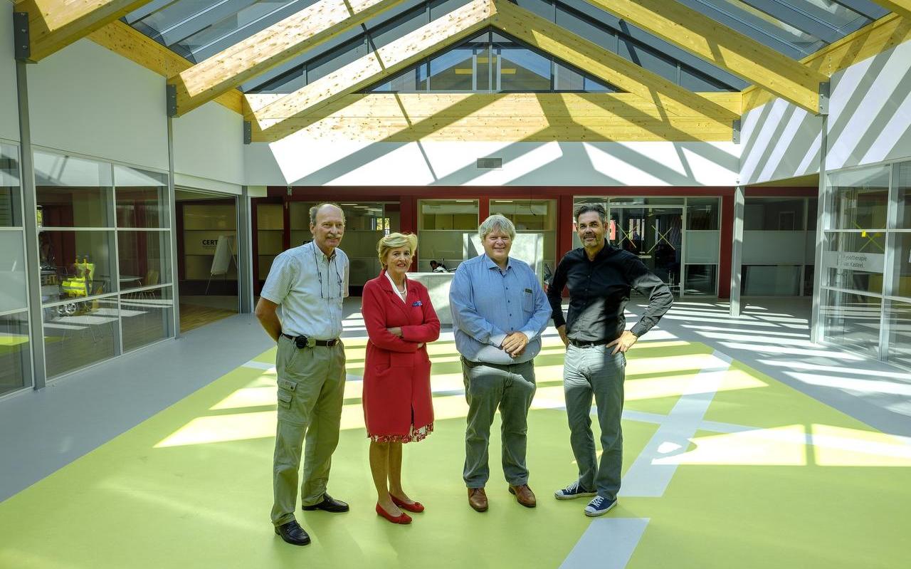 Henk Kramer, An de Vries, Goeman Kranenborg en Albert van Kasteel (v.l.n.r.) openen in september hun Medisch Centrum Hoogzand-Sappemeer officieel met een open dag. foto Jan Zeeman
Henk Kramer, An de Vries, Goeman Kranenborg en Albert van Kasteel (v.l.n.r.) openen in september hun Medisch Centrum Hoogzand-Sappemeer officieel met een open dag. foto Jan Zeeman