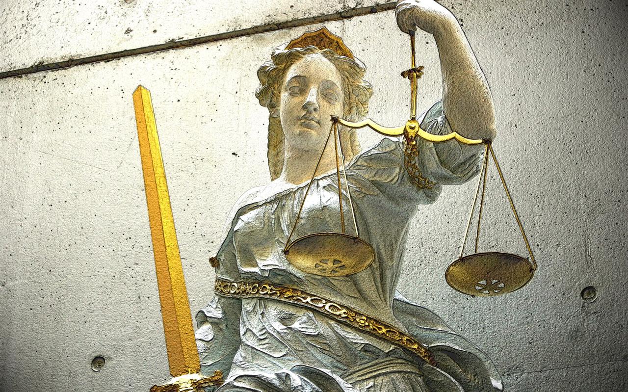Vrouw Justitia in de hal van de rechtbank in Groningen