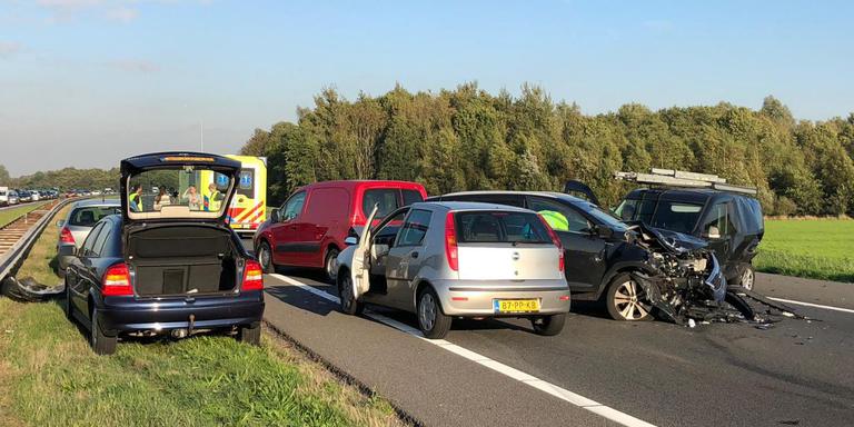 Kettingbotsing met acht autos op snelweg bij Hoogkerk: A7 enkele uren dicht.