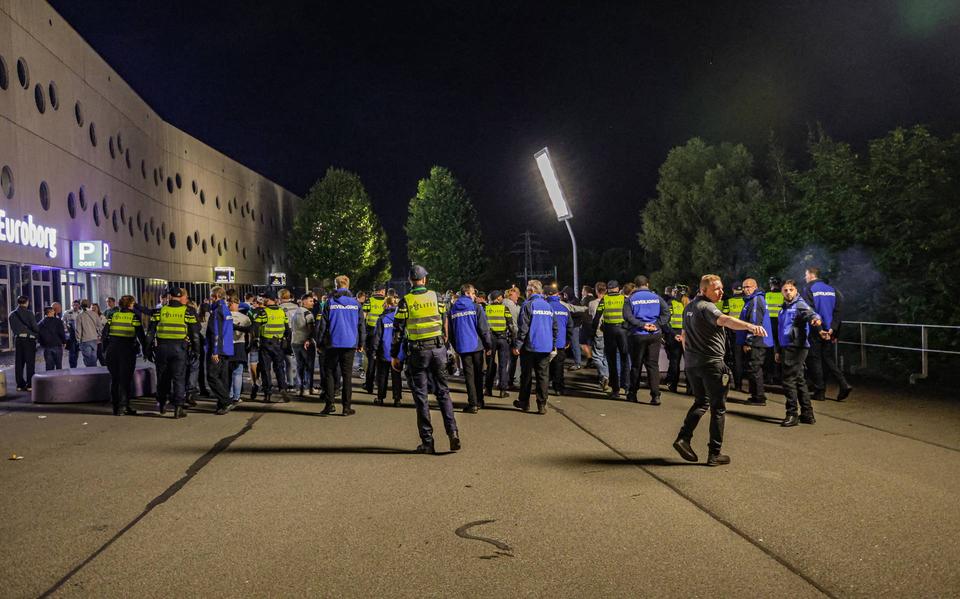 De politie rond de Euroborg.