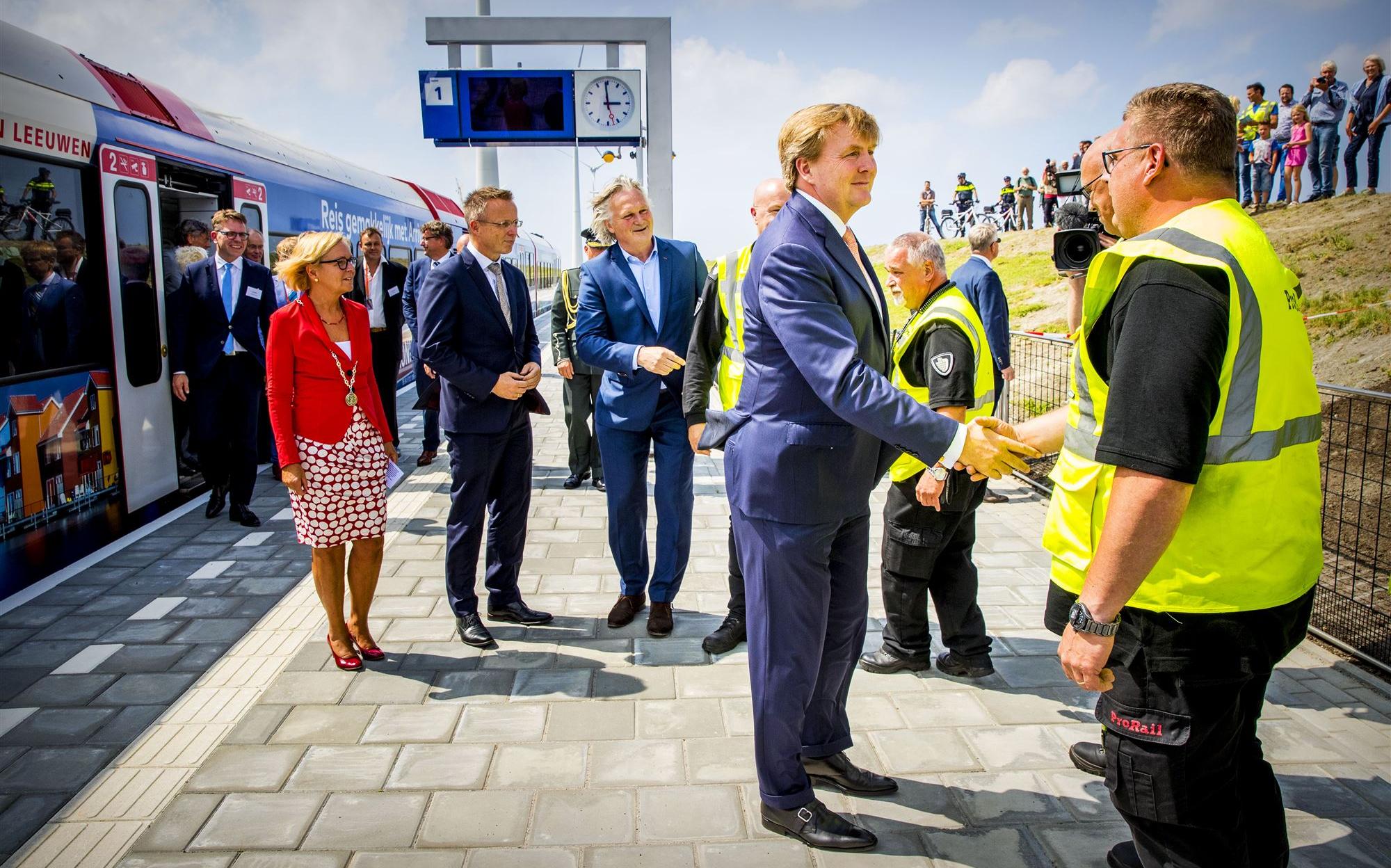 Fotoserie en video: Koning opent spoorlijn én treinstation in Eemshaven - Dagblad van het Noorden