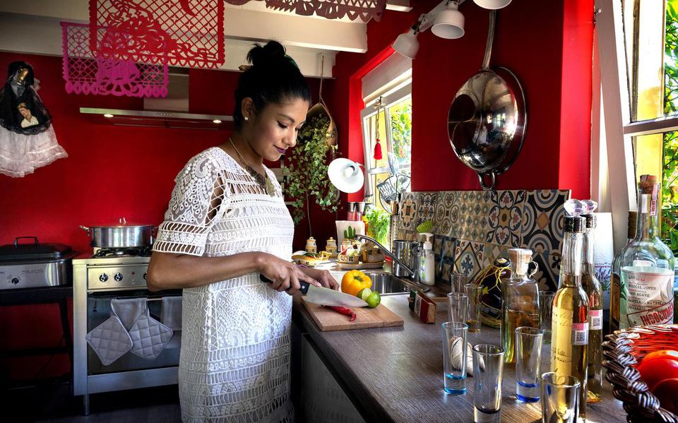 Mawi Hernandez in haar keuken in 2018.  