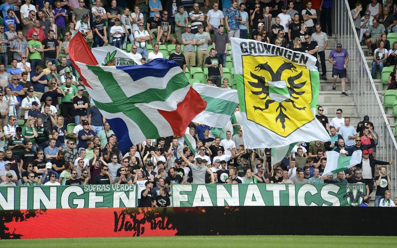 De Groningen Fanatics in het Noordlease stadion, tijdens FC Groningen - Sparta afgelopen september. Het groen-witte doek met de naam van de supportersgroep is gestolen. De Groningen Fanatics in het Noordlease stadion, tijdens FC Groningen - Sparta afgelopen september. Het groen-witte doek met de naam van de supportersgroep is gestolen.
