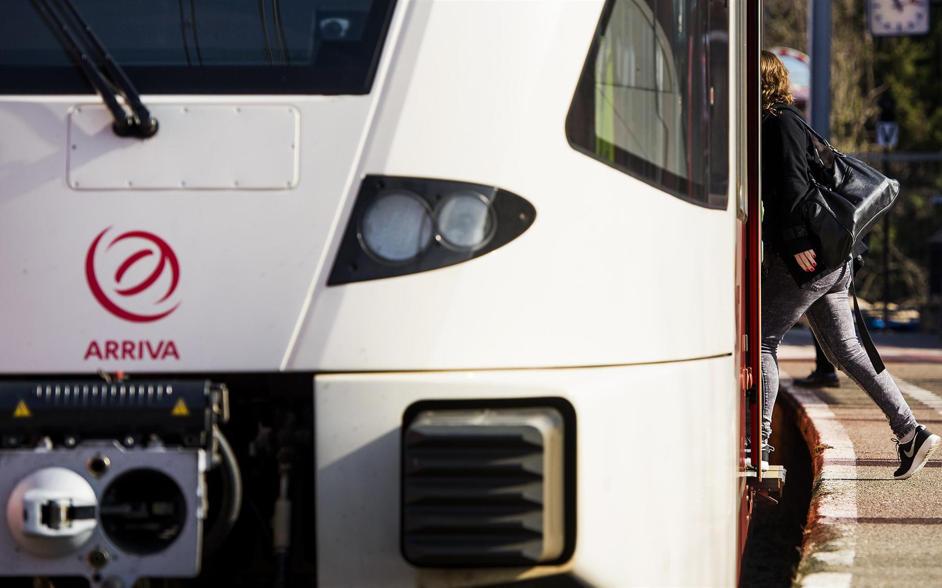 Zelfrijdende trein maakt testrit met 50 passagiers tussen Groningen en Buitenpost.