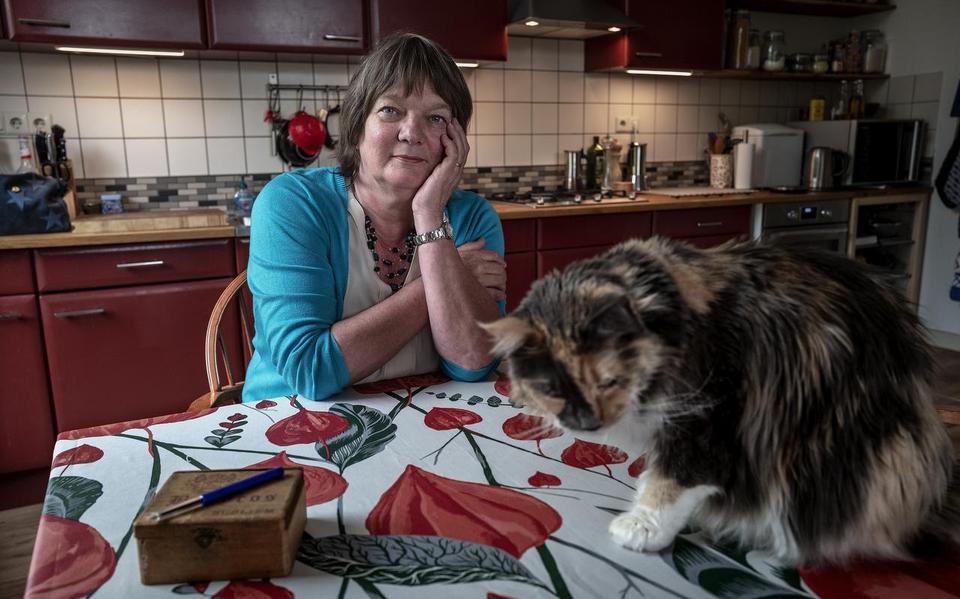 Anke Carter noemt het wachten een niemandsland. ,,Het ene moment denk ik: ik neem mijn verlies, ik vertrek. De week daarna denk ik: welnee, ik blijf! Welke idioot krijgt me hier weg?'' Foto: Jan Zeeman
