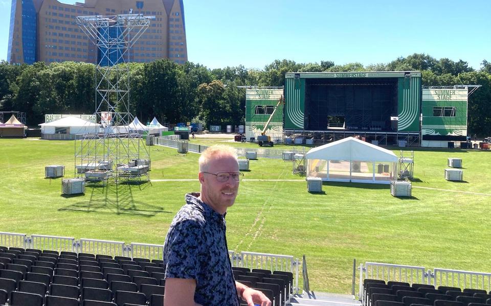 Aldwin Ensing van Spot Groningen op het terrein waar de voorbereidingen op de concerten van Van Morrison en Neil Young in volle gang zijn. 