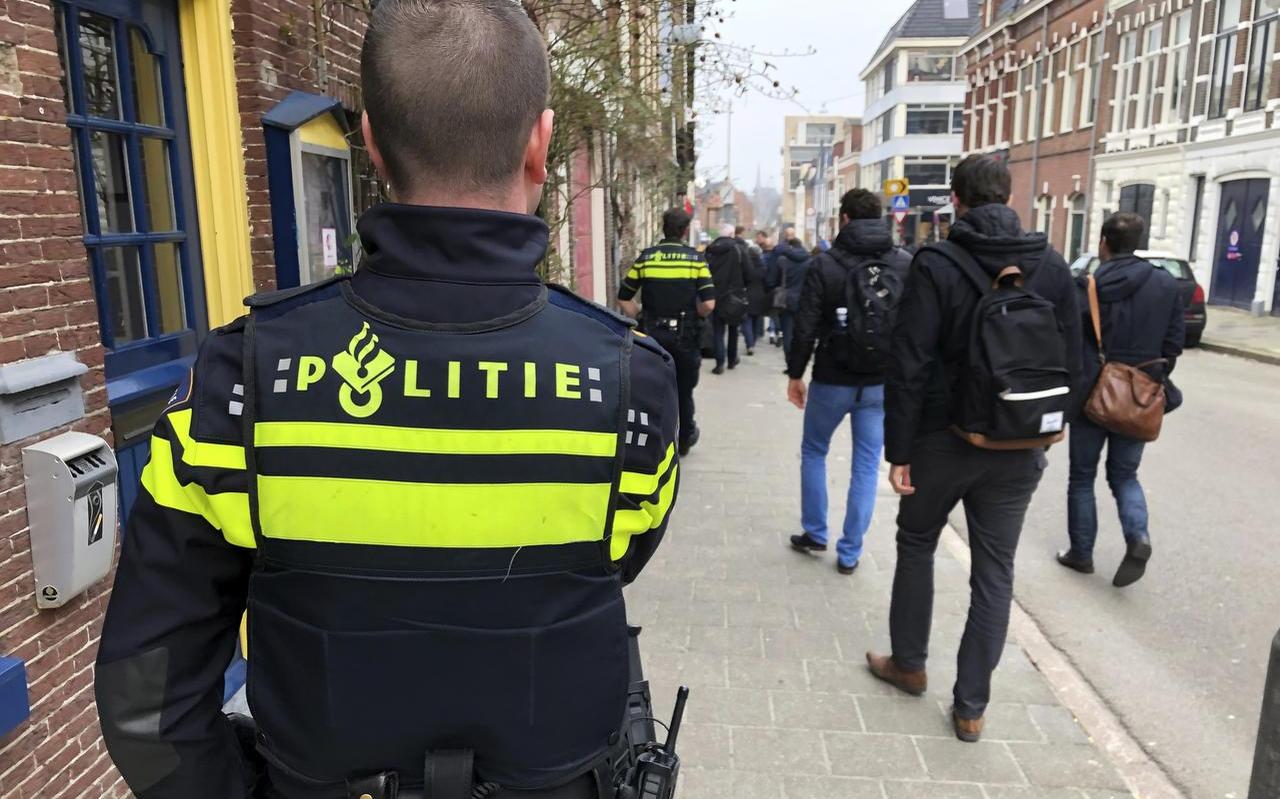 Een team van politie, Belastingdienst, gemeente en Inspectie Sociale Zaken en Werkgelegenheid (ISZW) gaat op pad. Foto: DvhN Een team van politie, Belastingdienst, gemeente en Inspectie Sociale Zaken en Werkgelegenheid (ISZW) gaat op pad. Foto: DvhN