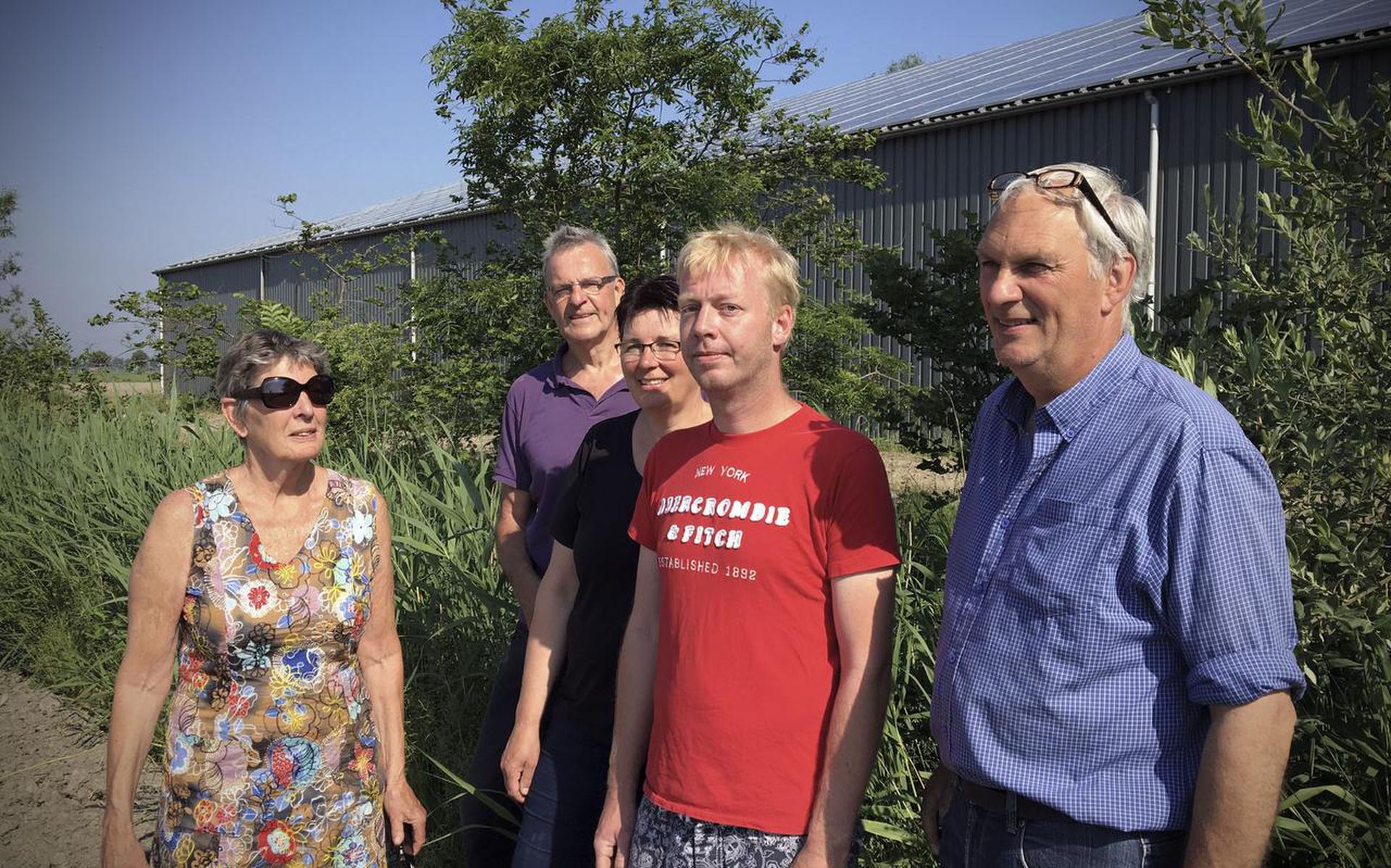Een dak van een schuur in Zuurdijk ligt, op initiatief van de Hogelandster Energie Coöperatie, vol met zonnepanelen. Vlnr: Hennie Schoenmaker, Jan Hink, Siegrid Hekma, Martijn Oostenbrink en Ron Claassen. 