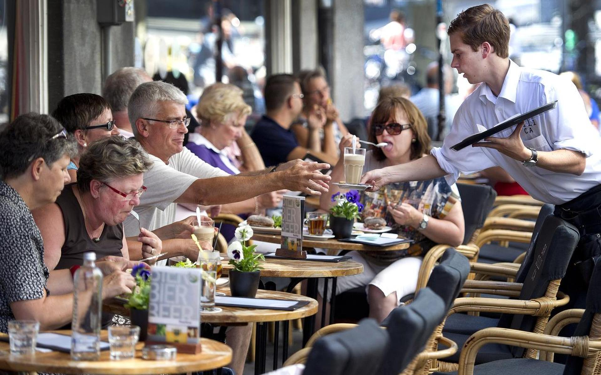 Makkelijk dat pinnen, maar de fooi schiet er in de horeca lelijk bij in