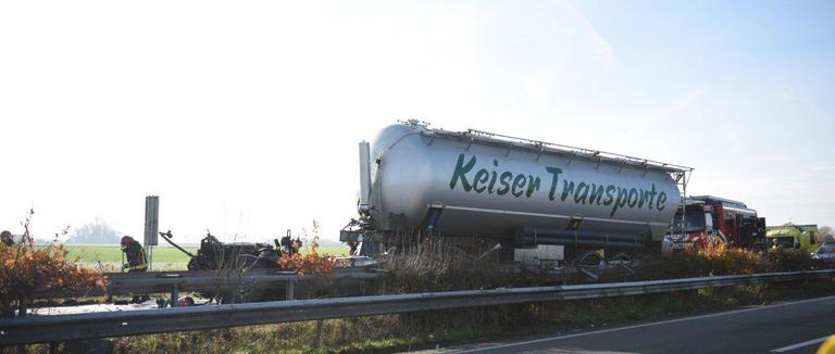 A7 bij Bad Nieuweschans nog uren dicht na zwaar ongeluk met vrachtwagens. A7 bij Bad Nieuweschans nog uren dicht na zwaar ongeluk met vrachtwagens.