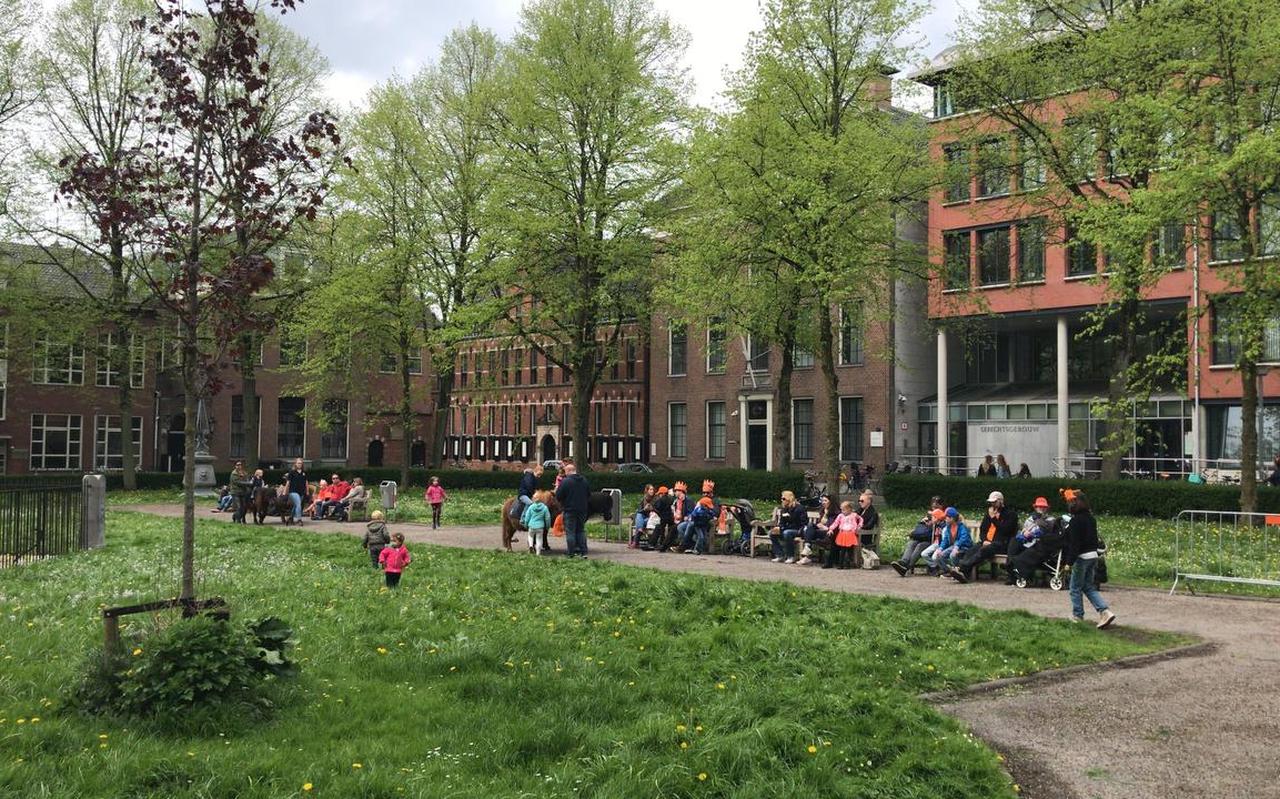Koningsdagvierders zoeken de rust op het Guyotplein in Groningen
Koningsdagvierders zoeken de rust op het Guyotplein in Groningen
