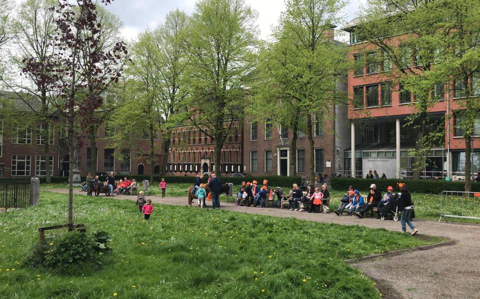 Koningsdagvierders zoeken de rust op het Guyotplein in Groningen
