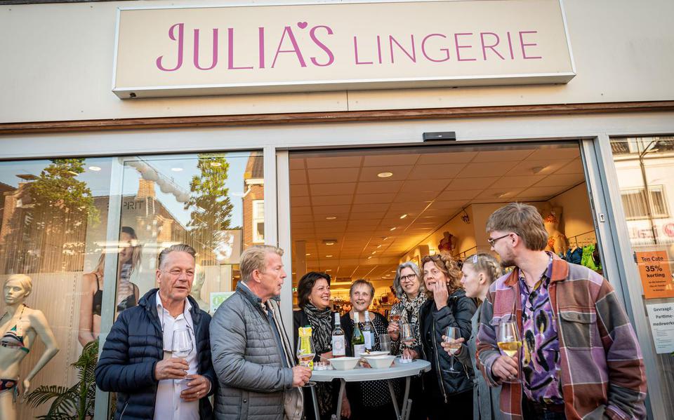 Wijnlopers maken het gezellig bij Julia's Lingerie. Tweede van links Erik Smidt.