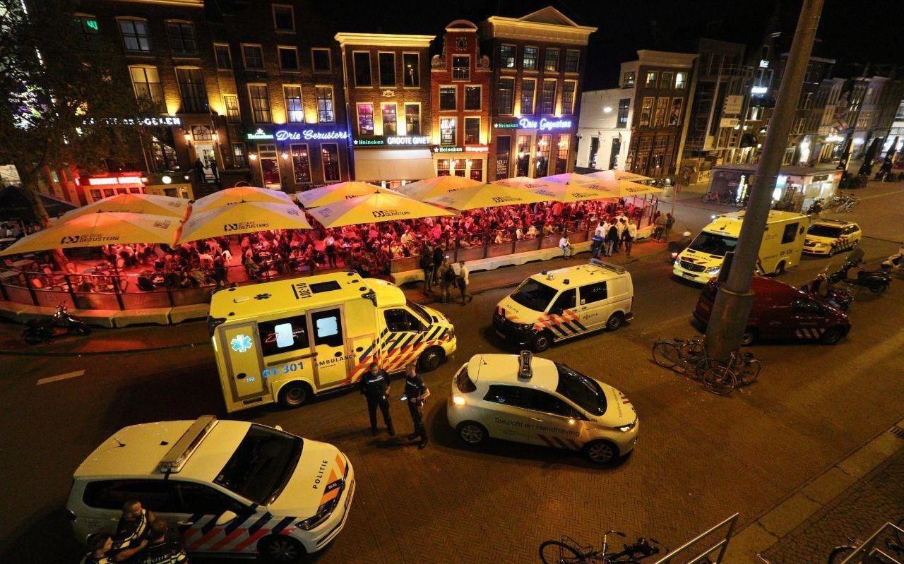 Consternatie nadat een man met een mes terrasbezoekers te lijf gaat in Groningen. Foto: ProNews Consternatie nadat een man met een mes terrasbezoekers te lijf gaat in Groningen. Foto: ProNews