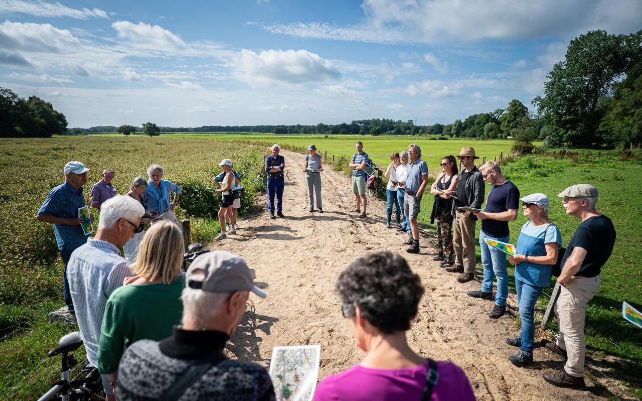 Leden van het Land van Ons luisteren naar de uitleg van gids Jan Wittenberg. De coöperatie wil de biodiversiteit bevorderen en natuurbewust landbouwen. Links staat boekweit, de gekochte grond loopt tot het maïs in de verte. Leden van het Land van Ons luisteren naar de uitleg van gids Jan Wittenberg. De coöperatie wil de biodiversiteit bevorderen en natuurbewust landbouwen. Links staat boekweit, de gekochte grond loopt tot het maïs in de verte.