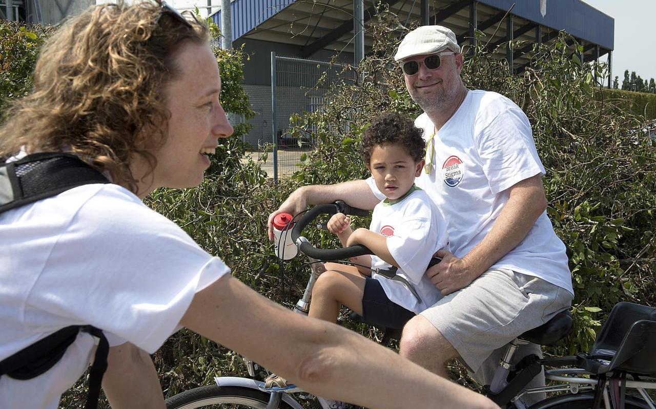 Kinderpsychiater Cecil Prins-Aardema (links) op de fiets in Emmen voor de campagne ‘Break the stigma for families’. Foto Jan Anninga Kinderpsychiater Cecil Prins-Aardema (links) op de fiets in Emmen voor de campagne ‘Break the stigma for families’. Foto Jan Anninga