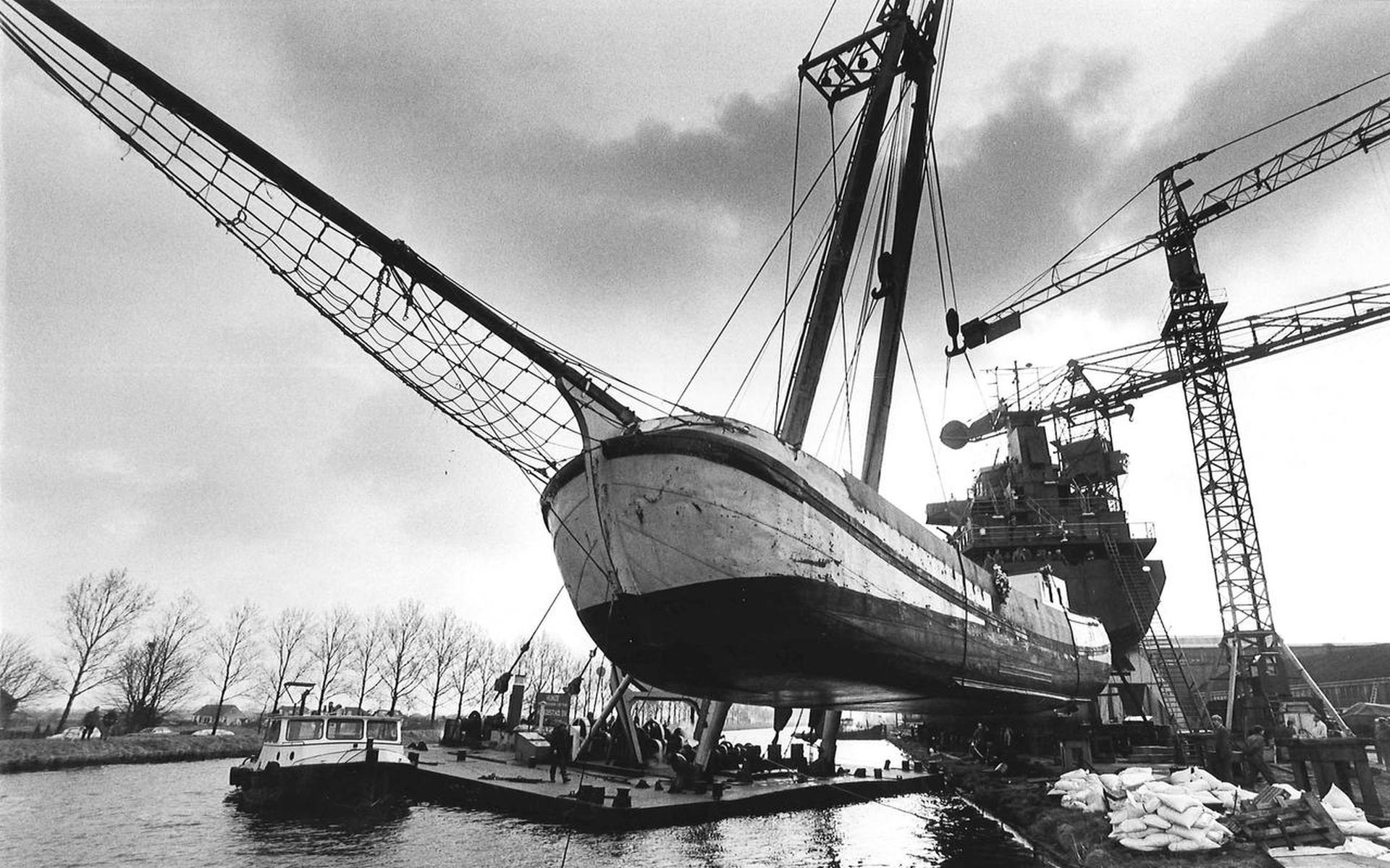 De Voorwaarts Voorwaarts hangt in 1985 in de takels in Foxhol om te worden omgetoverd tot een echt Groninger vlaggenschip. Foto: DvhN/Wolter Kobus
