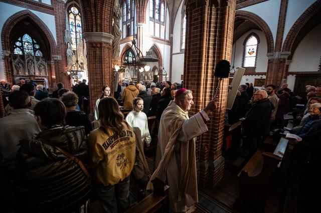 Na 130 jaar de allerlaatste dienst in de Willibrorduskerk in Oude Pekela. ‘Tweede paasdag met een zw