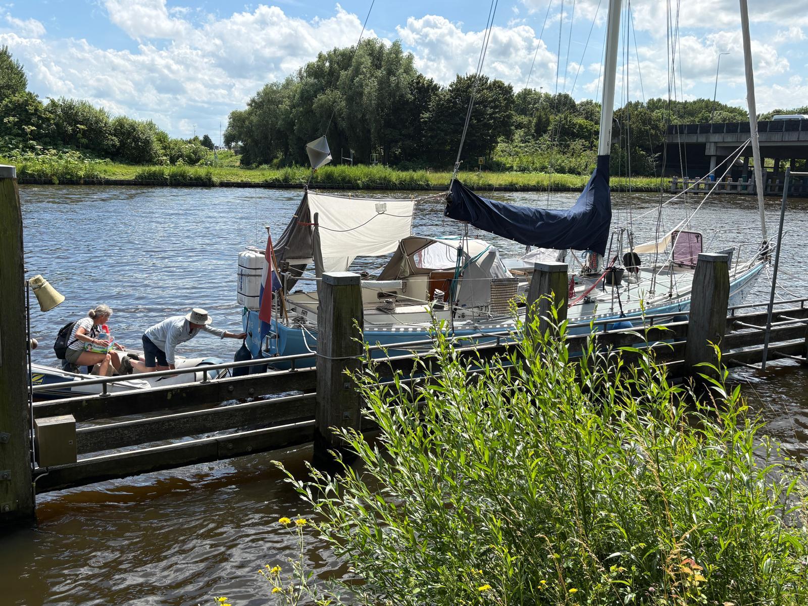 Jan (58) en Jentina (54) liggen met hun zeiljacht al twee dagen vast voor de Driebondsbrug in Gronin