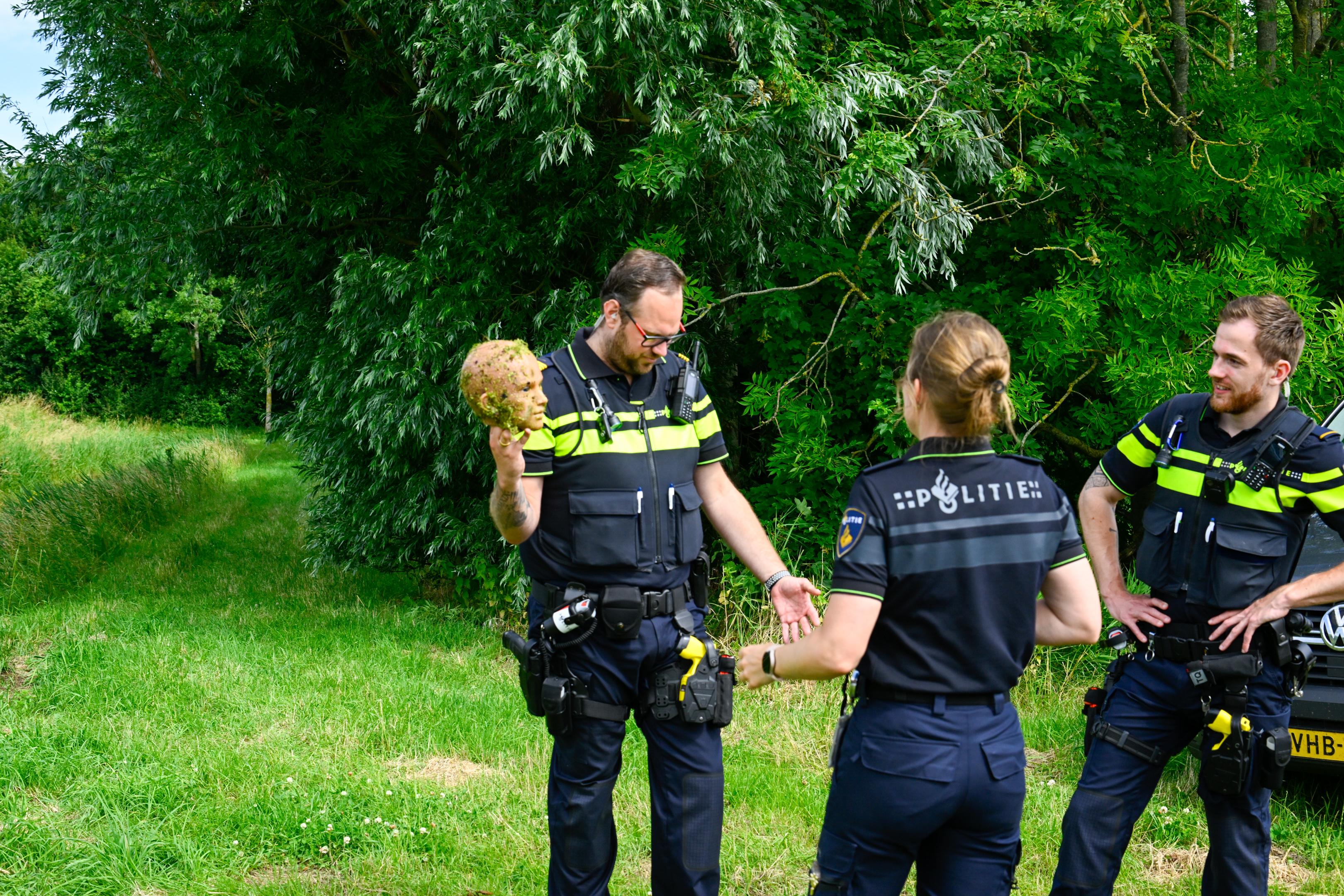 ‘Dode’ in het water bij Appingedam blijkt pop te zijn