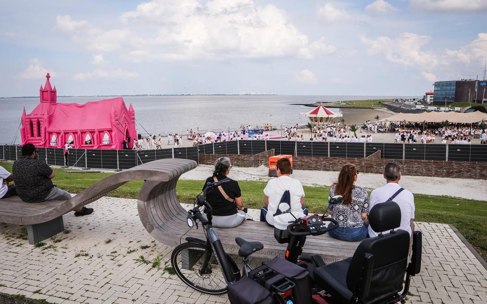Feest van Vindicat op het strand in Delfzijl. 