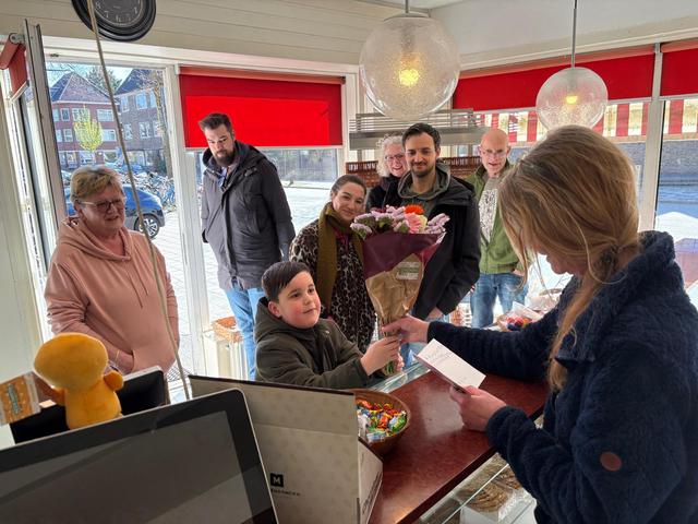 Vaste klanten nemen afscheid van Lia (57) van bakkerij Beukeveld: ‘Ze betekent zoveel meer dan allee
