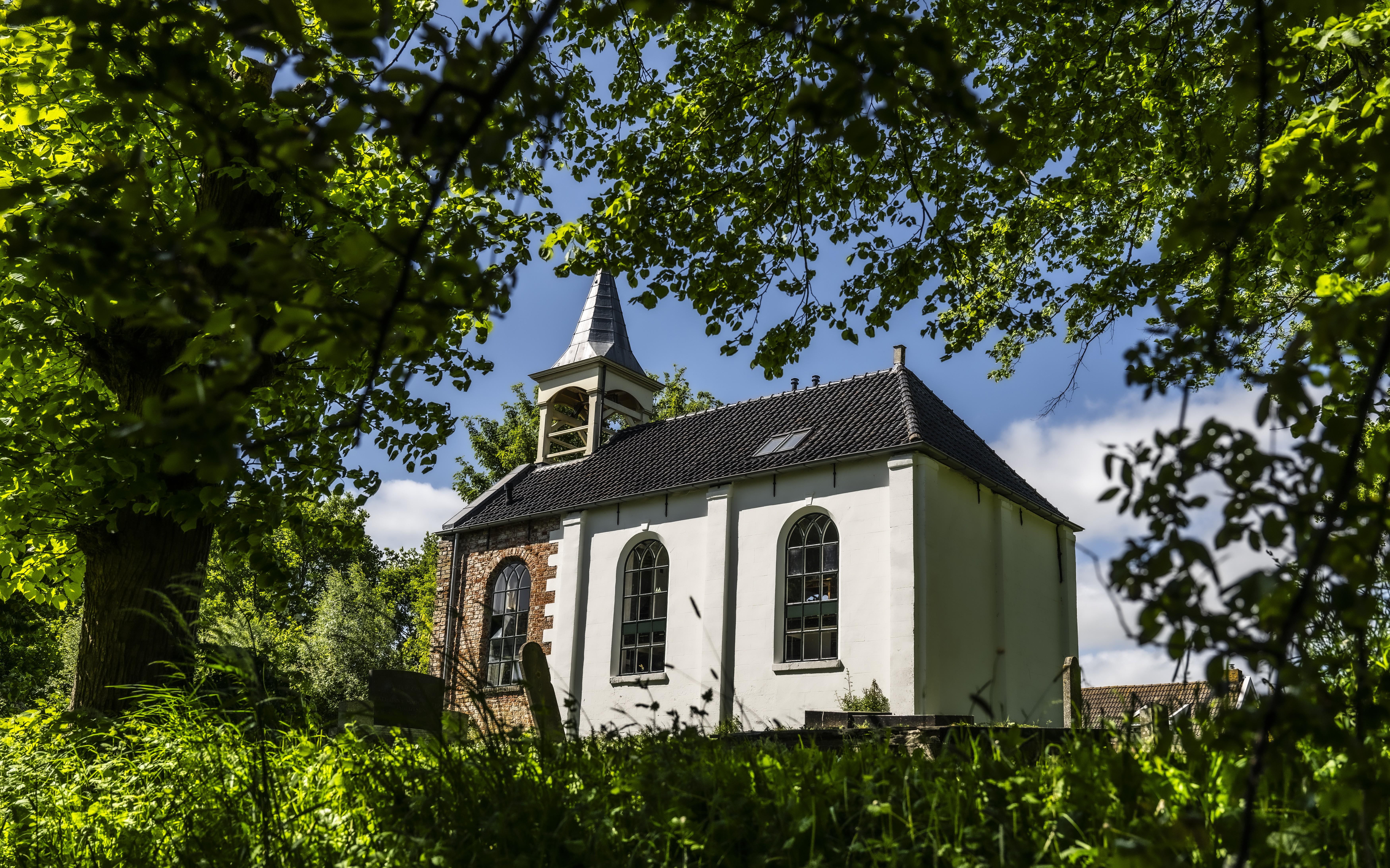 Het kerkje in Jukwerd staat te koop. 