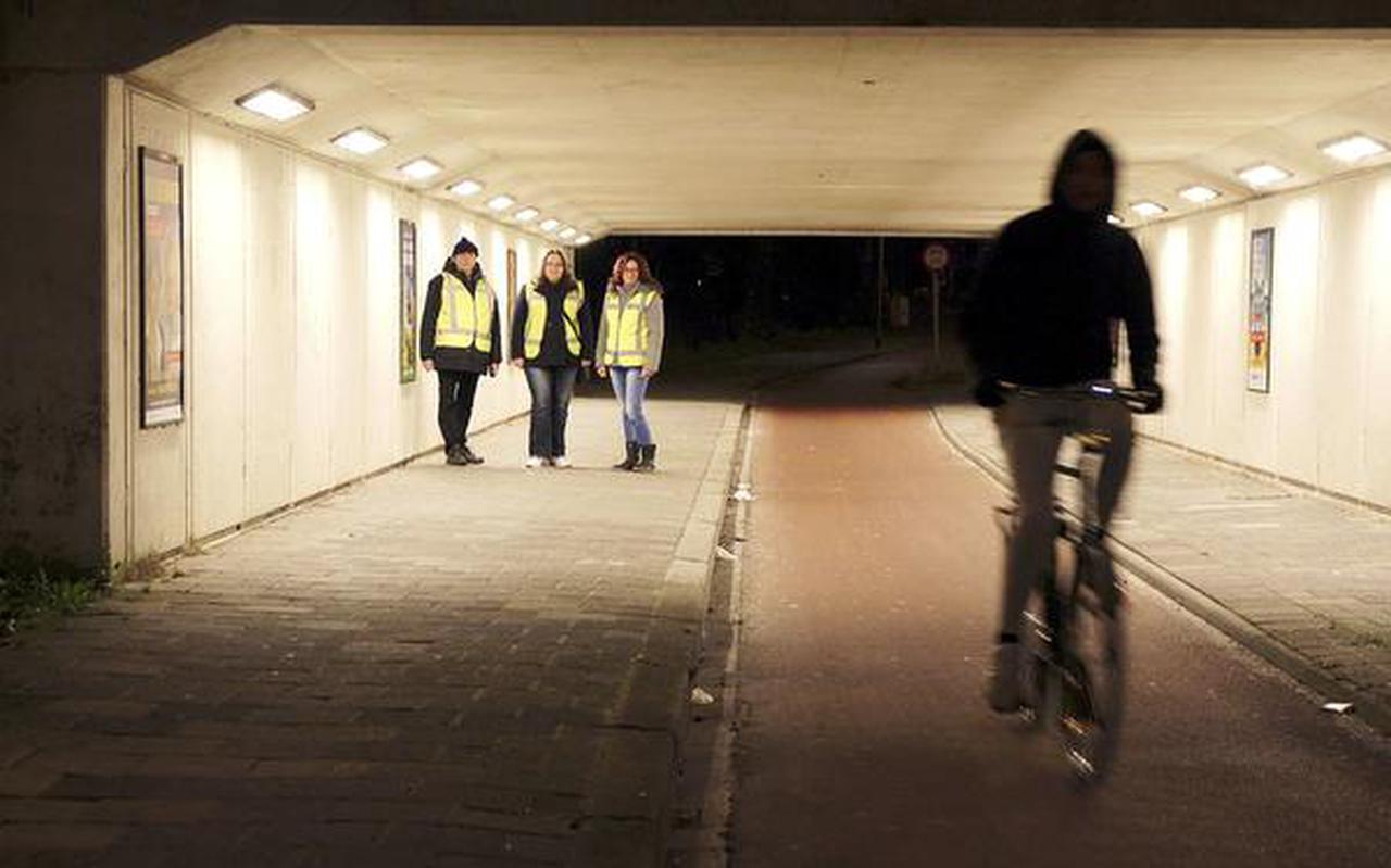 Wim Pettinga, Marjolein Vortman en Nathalie Hielkema van het buurtpreventieteam Vinkhuizen in het fietstunneltje naar de Siersteenlaan. FOTO DVHN