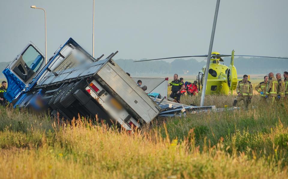 De vrachtwagen raakte van de weg