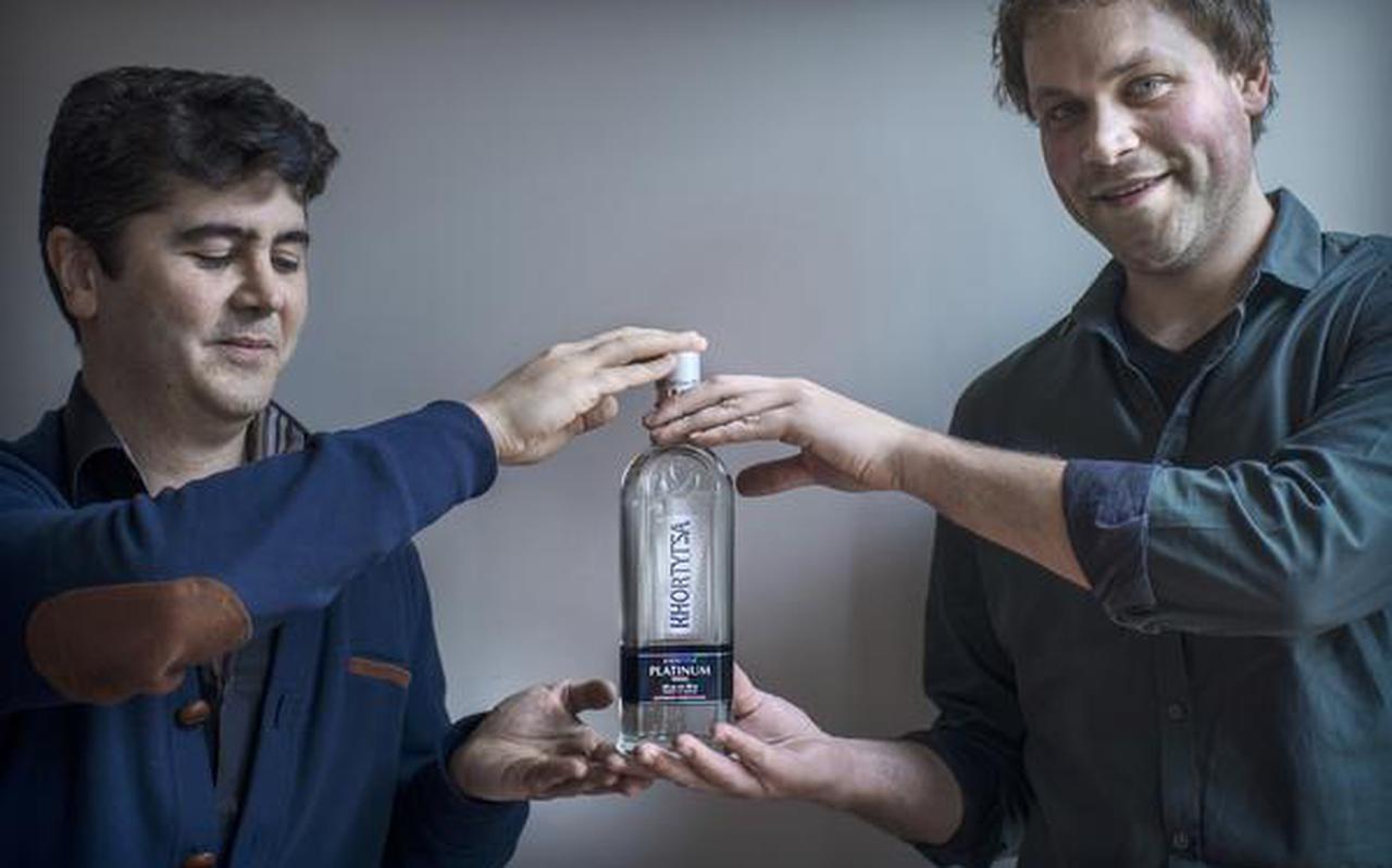Wouter van de Kolk (rechts) en Farshad Cheraghi importeren wodka uit Oekraïne. FOTO CORNÉ SPARIDAENS