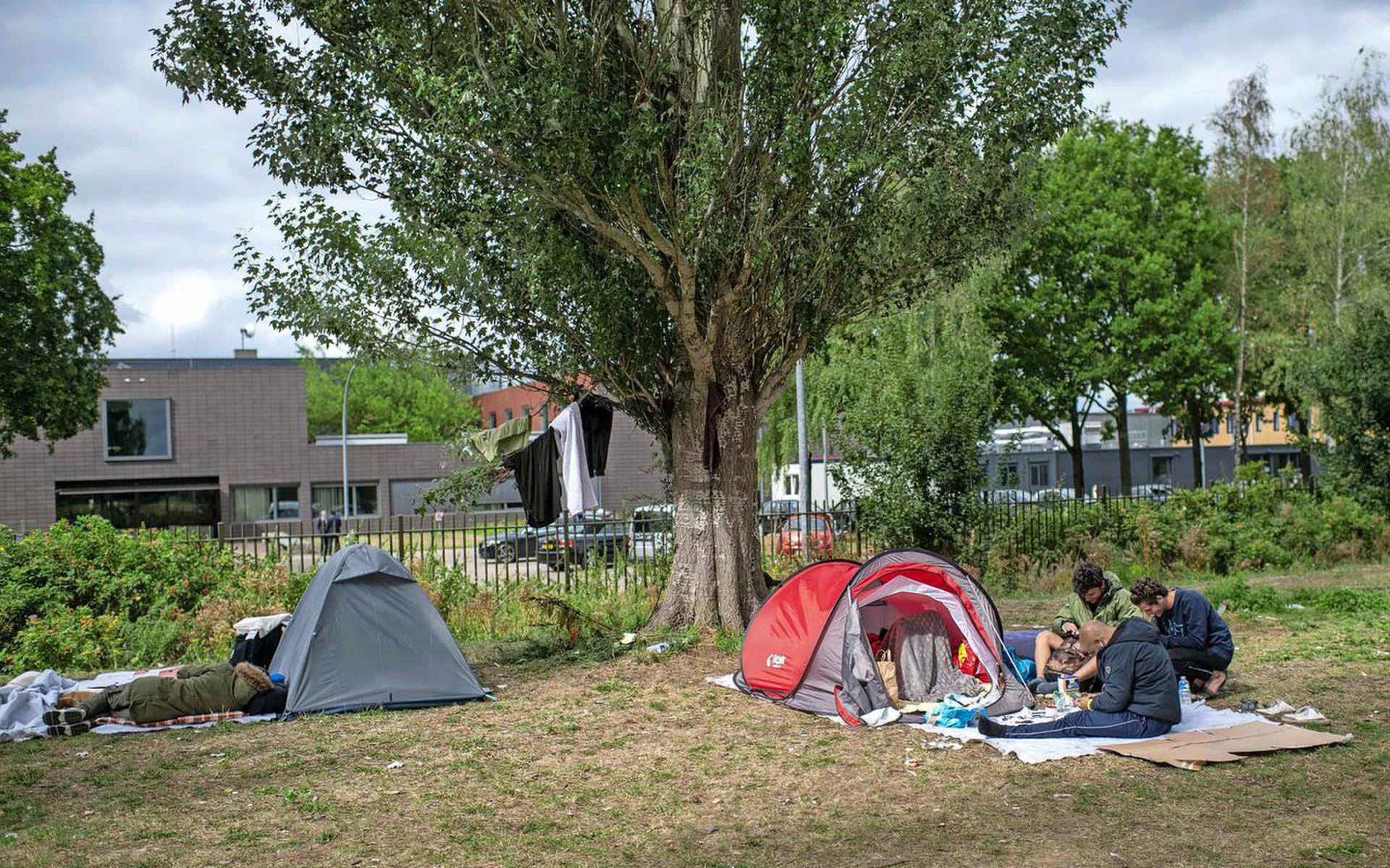 Ook in de zomer van 2022 sliepen veel asielzoekers in tenten bij Ter Apel.