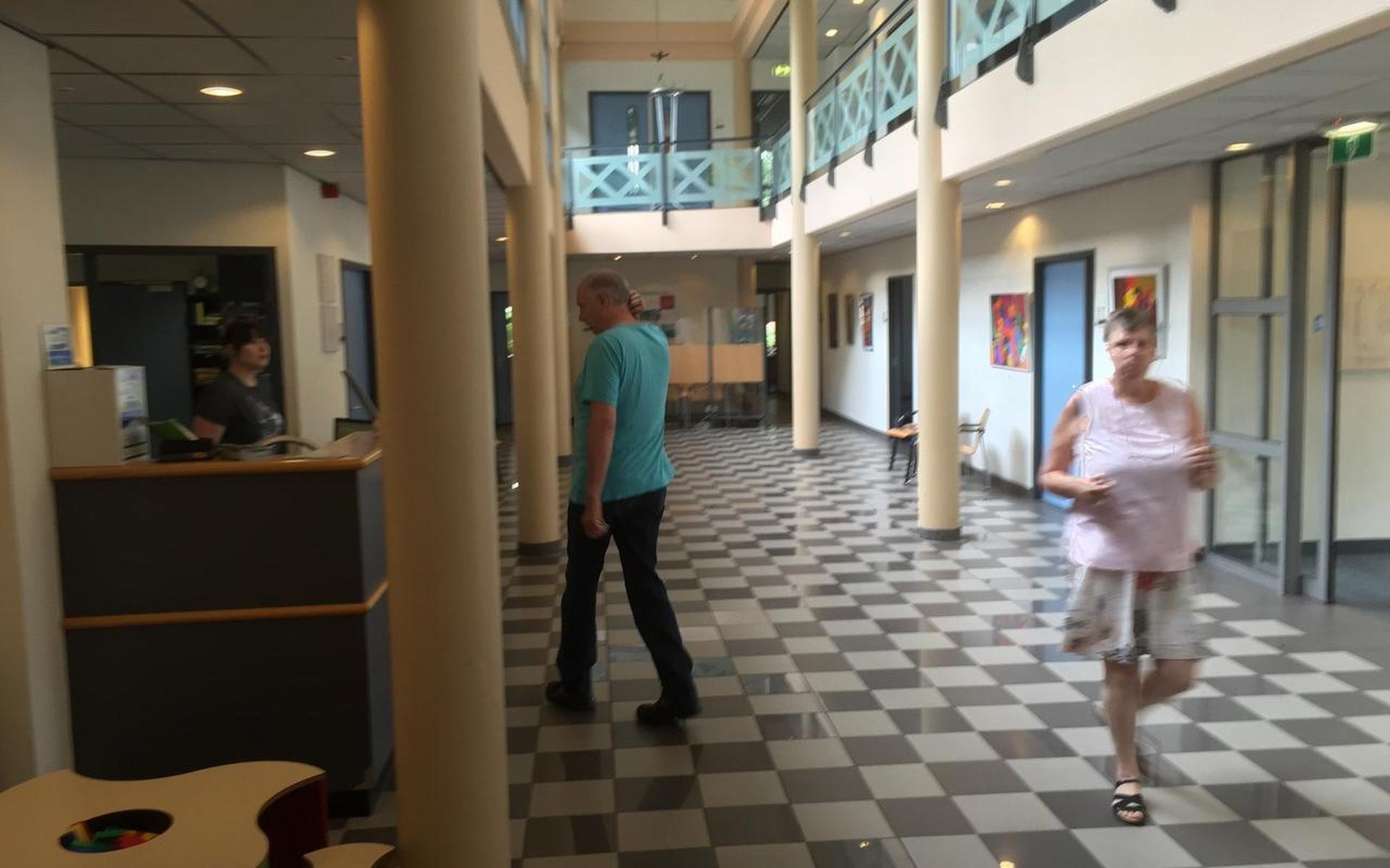 ‘Tropenrooster op gemeentehuis? Zweet breekt me uit van het lachen