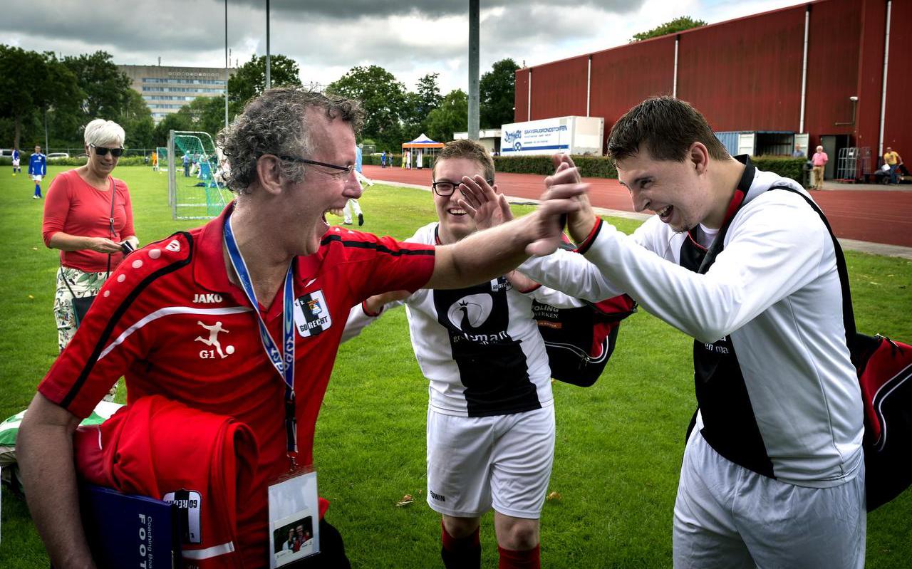 Heinrich Maychrzak van VV Gorecht viert met zijn spelers de overwinning bij het voetballen.