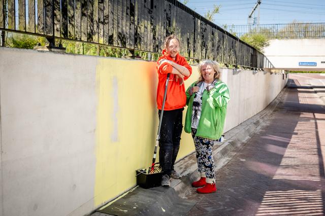 Graffitikunstenaar Sven (36) uit Wildervank kleurt de Harense Bradetunnel. ‘Het was grauw en lelijk’