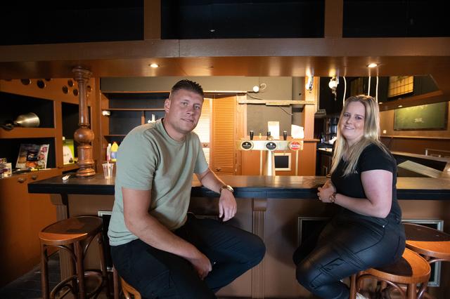 Iris en Chesney zetten café De Bank in Veendam te koop en azen op disco Barrage. ‘Nachthoreca trekt 