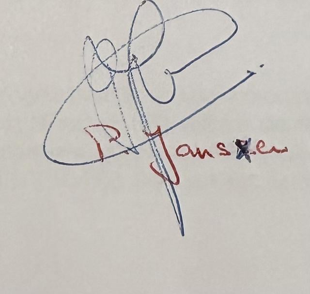 Een van de namen onder het contract is verkeerd gespeld. 