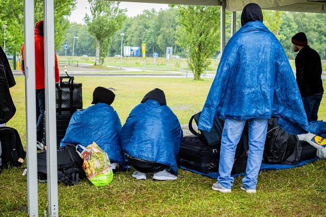 24 uur voor de poort van het aanmeldcentrum in Ter Apel. Henry (30): ‘Hebben jullie eigenlijk wel zo